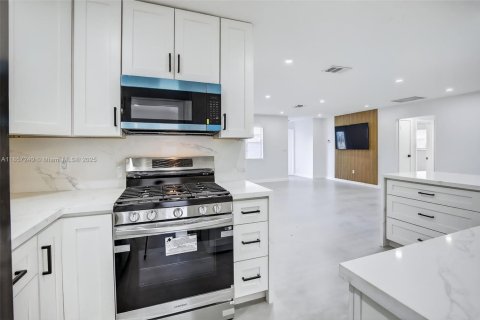 House in Sunrise, Florida 5 bedrooms, 144 sq.m. № 1882362 - photo 2