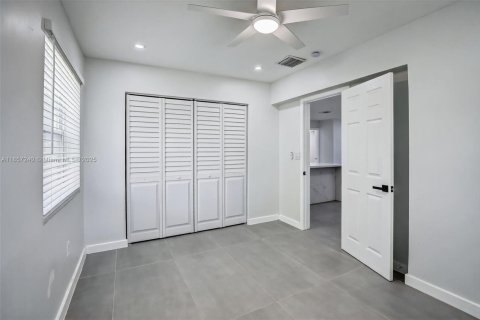 House in Sunrise, Florida 5 bedrooms, 144 sq.m. № 1882362 - photo 12