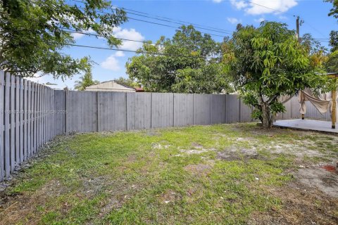 House in Sunrise, Florida 5 bedrooms, 144 sq.m. № 1882362 - photo 20