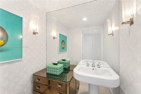 Condo in Miami Beach, Florida, 2 bedrooms  № 1936151 - photo 26