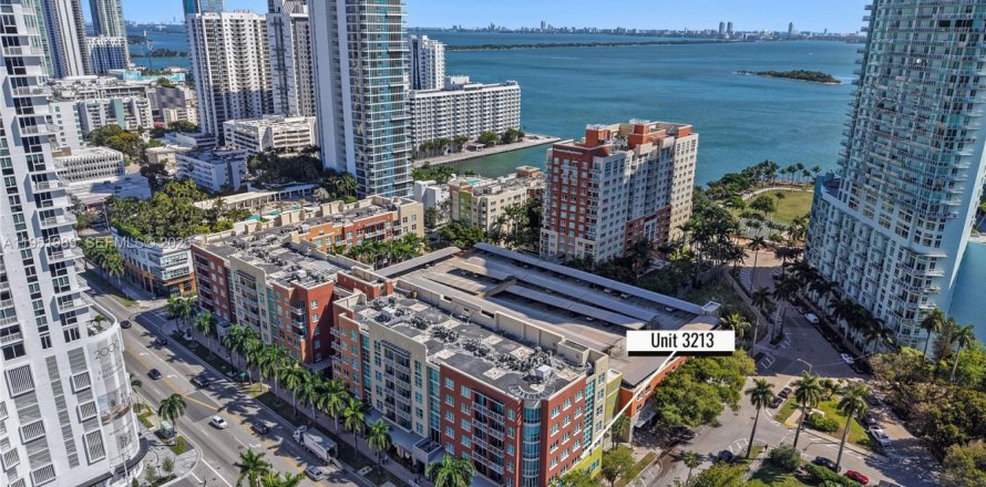 Estudio en el Condominio en Miami, Florida  № 2006107