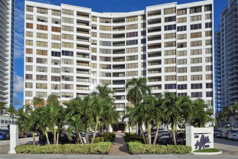 Copropriété à louer à Hollywood, Floride: 1 chambre, 74.32 m2 № 1729290 - photo 1