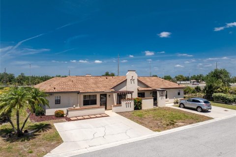 House in Port Charlotte, Florida 2 bedrooms, 88.07 sq.m. № 1648346 - photo 1