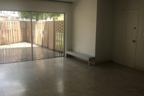 Copropriété à louer à Doral, Floride: 2 chambres, 98.48 m2 № 1950138 - photo 2