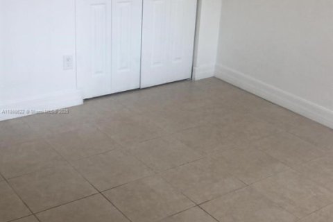 Copropriété à louer à Doral, Floride: 2 chambres, 98.48 m2 № 1950138 - photo 4