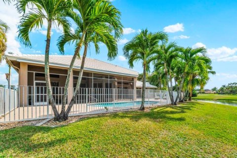 House in Wellington, Florida 4 bedrooms, 259.38 sq.m. № 2182869 - photo 12