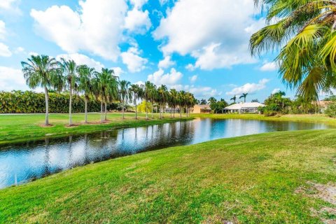 House in Wellington, Florida 4 bedrooms, 259.38 sq.m. № 2182869 - photo 10