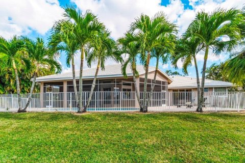House in Wellington, Florida 4 bedrooms, 259.38 sq.m. № 2182869 - photo 13