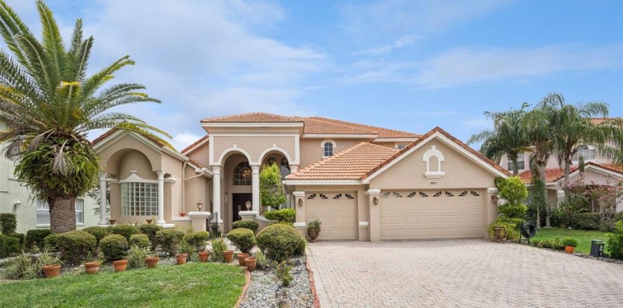 House in Orlando, Florida 6 bedrooms, 340.12 sq.m. № 2284475