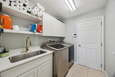 House in Orlando, Florida 6 bedrooms, 340.12 sq.m. № 2284475 - photo 26
