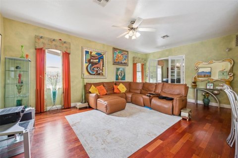 House in Orlando, Florida 6 bedrooms, 340.12 sq.m. № 2284475 - photo 9