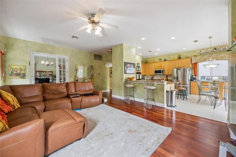 House in Orlando, Florida 6 bedrooms, 340.12 sq.m. № 2284475 - photo 6