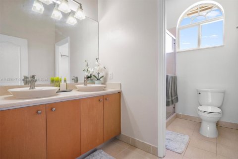 House in Weston, Florida 5 bedrooms, 373.56 sq.m. № 1809686 - photo 17