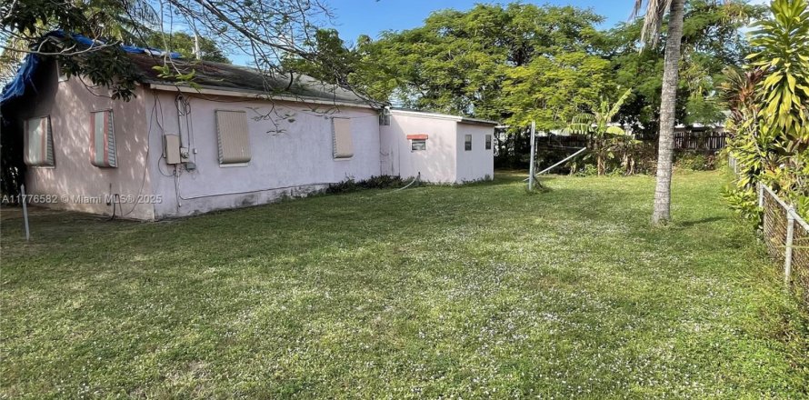 House in North Miami Beach, Florida 2 bedrooms, 115.94 sq.m. № 1868710