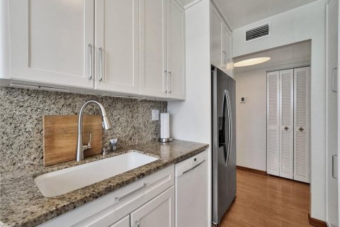 Condo in Hallandale Beach, Florida, 2 bedrooms № 2153941 - photo 24
