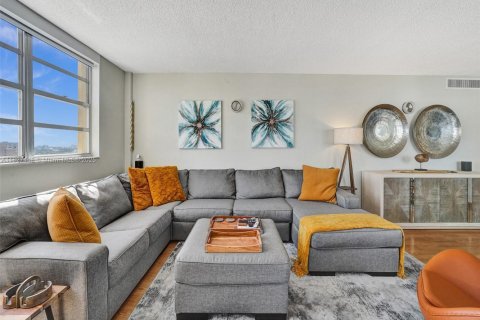 Condo in Hallandale Beach, Florida, 2 bedrooms № 2153941 - photo 13