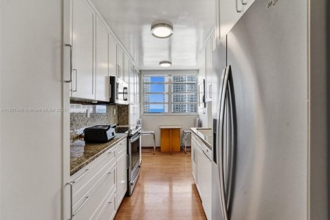 Condo in Hallandale Beach, Florida, 2 bedrooms № 2153941 - photo 25