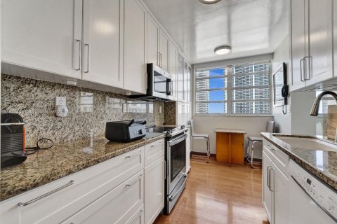 Condo in Hallandale Beach, Florida, 2 bedrooms № 2153941 - photo 26