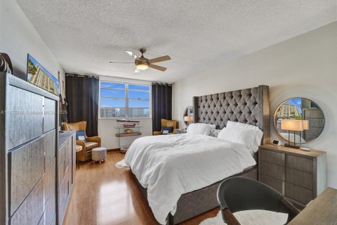 Condo in Hallandale Beach, Florida, 2 bedrooms № 2153941 - photo 29