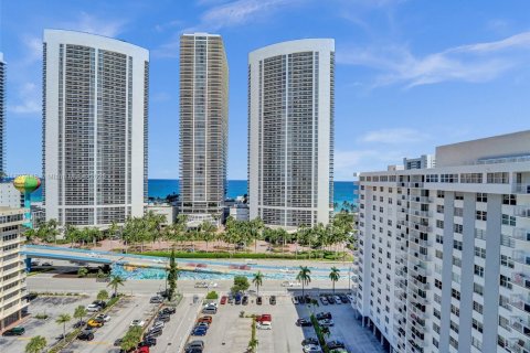 Condo in Hallandale Beach, Florida, 2 bedrooms № 2153941