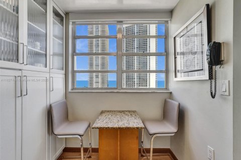 Condo in Hallandale Beach, Florida, 2 bedrooms № 2153941 - photo 19