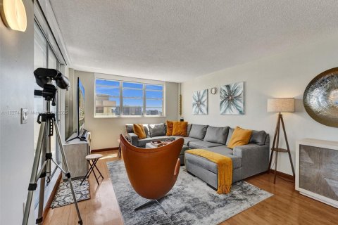 Condo in Hallandale Beach, Florida, 2 bedrooms № 2153941 - photo 10