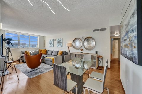 Condo in Hallandale Beach, Florida, 2 bedrooms № 2153941 - photo 7