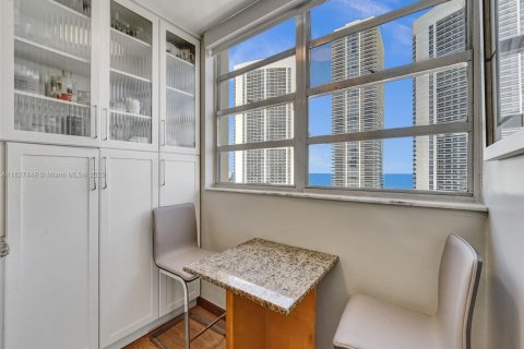 Condo in Hallandale Beach, Florida, 2 bedrooms № 2153941 - photo 18