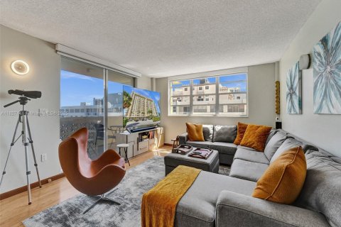 Condo in Hallandale Beach, Florida, 2 bedrooms № 2153941 - photo 12
