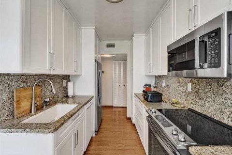 Condo in Hallandale Beach, Florida, 2 bedrooms № 2153941 - photo 22