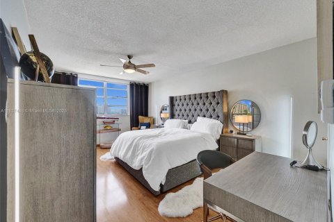 Condo in Hallandale Beach, Florida, 2 bedrooms № 2153941 - photo 28