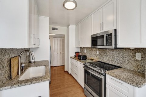Condo in Hallandale Beach, Florida, 2 bedrooms № 2153941 - photo 21
