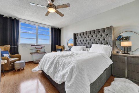 Condo in Hallandale Beach, Florida, 2 bedrooms № 2153941 - photo 30