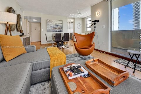 Condo in Hallandale Beach, Florida, 2 bedrooms № 2153941 - photo 15