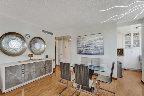 Condo in Hallandale Beach, Florida, 2 bedrooms № 2153941 - photo 6