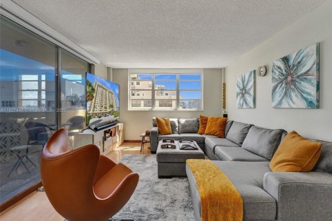 Condo in Hallandale Beach, Florida, 2 bedrooms № 2153941 - photo 11