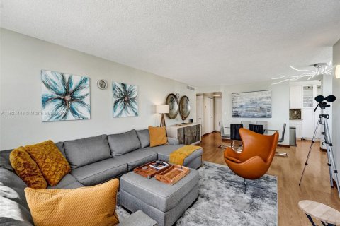 Condo in Hallandale Beach, Florida, 2 bedrooms № 2153941 - photo 14