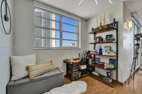 Condo in Hallandale Beach, Florida, 2 bedrooms № 2153941 - photo 9
