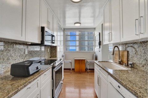 Condo in Hallandale Beach, Florida, 2 bedrooms № 2153941 - photo 27