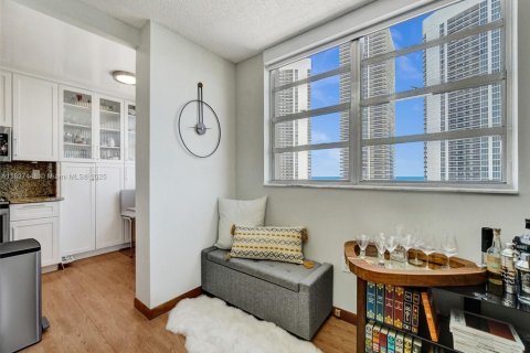 Condo in Hallandale Beach, Florida, 2 bedrooms № 2153941 - photo 17