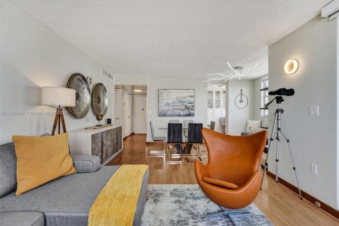 Condo in Hallandale Beach, Florida, 2 bedrooms № 2153941 - photo 16