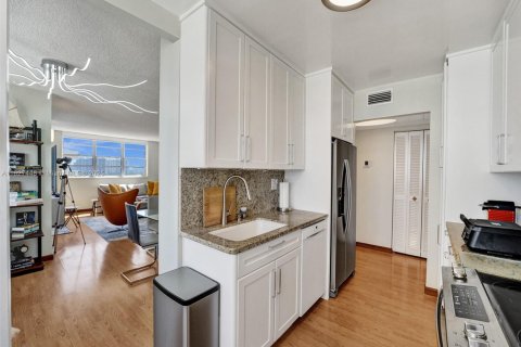Condo in Hallandale Beach, Florida, 2 bedrooms № 2153941 - photo 23