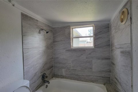 Casa en alquiler en Tampa, Florida, 4 dormitorios, 128.21 m2 № 1841859 - foto 4