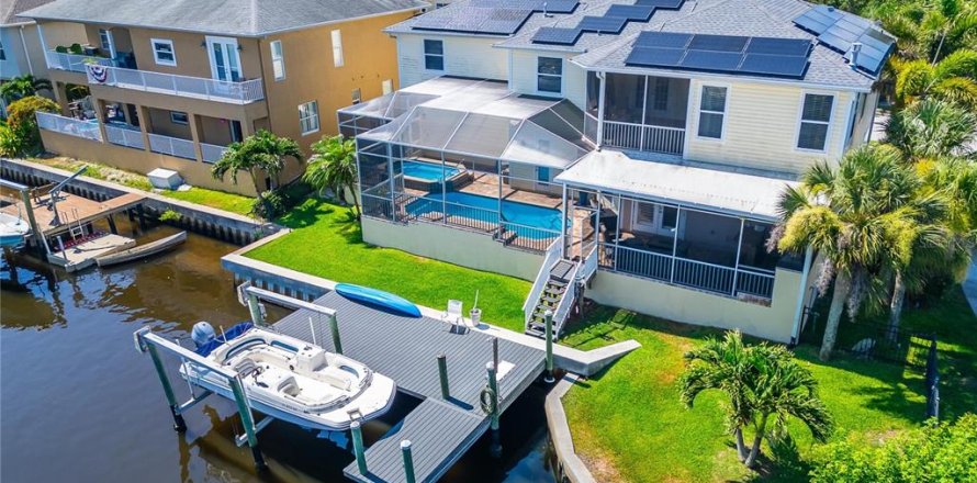 House in Tarpon Springs, Florida 4 bedrooms, 293.01 sq.m. № 2222230