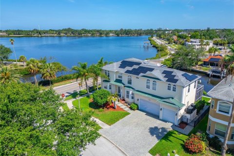 House in Tarpon Springs, Florida 4 bedrooms, 293.01 sq.m. № 2222230 - photo 4