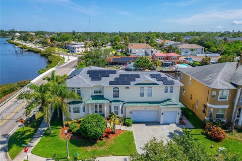 House in Tarpon Springs, Florida 4 bedrooms, 293.01 sq.m. № 2222230 - photo 2