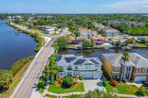 House in Tarpon Springs, Florida 4 bedrooms, 293.01 sq.m. № 2222230 - photo 5