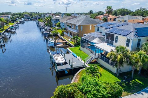 House in Tarpon Springs, Florida 4 bedrooms, 293.01 sq.m. № 2222230 - photo 9