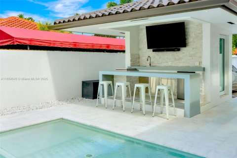 House in Miami, Florida 4 bedrooms, 324.23 sq.m. № 1889449 - photo 11