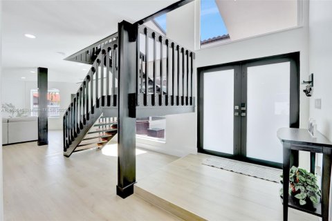 House in Miami, Florida 4 bedrooms, 324.23 sq.m. № 1889449 - photo 27